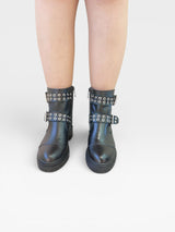 Coturno Beyou Shoes Houston preto em couro com solado tratorado e tiras com fivelas e ilhoses metálicos