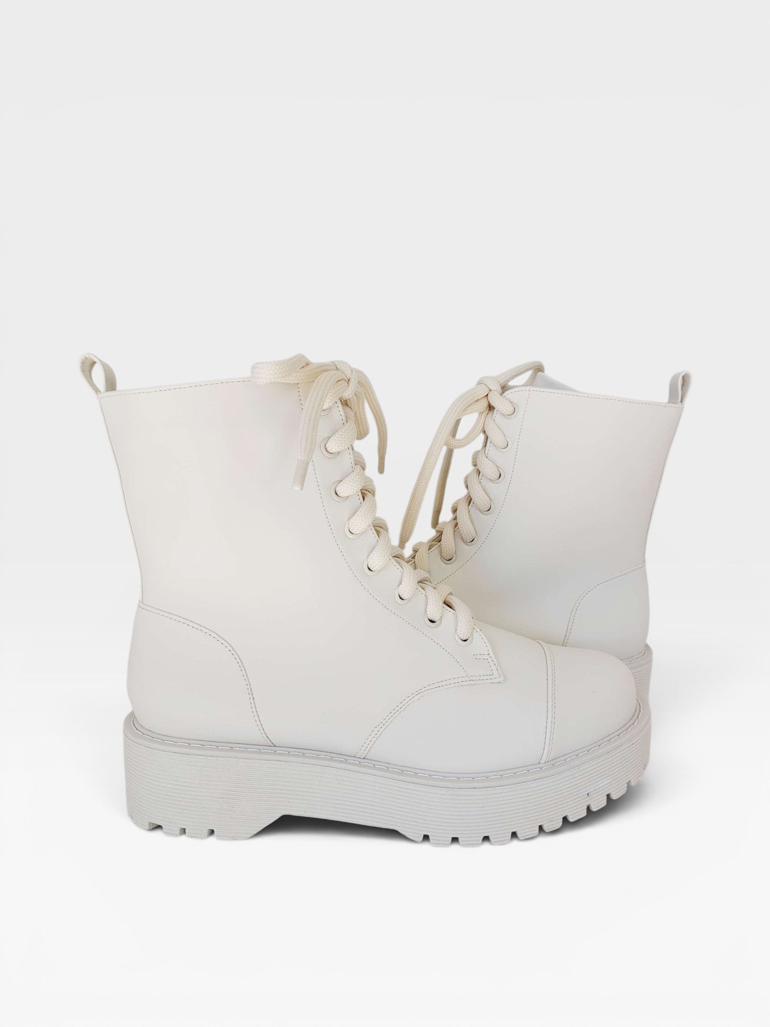 Coturno Beyou Shoes Mendoza off white em napa com cadarço e solado tratorado, estilo urbano e moderno.