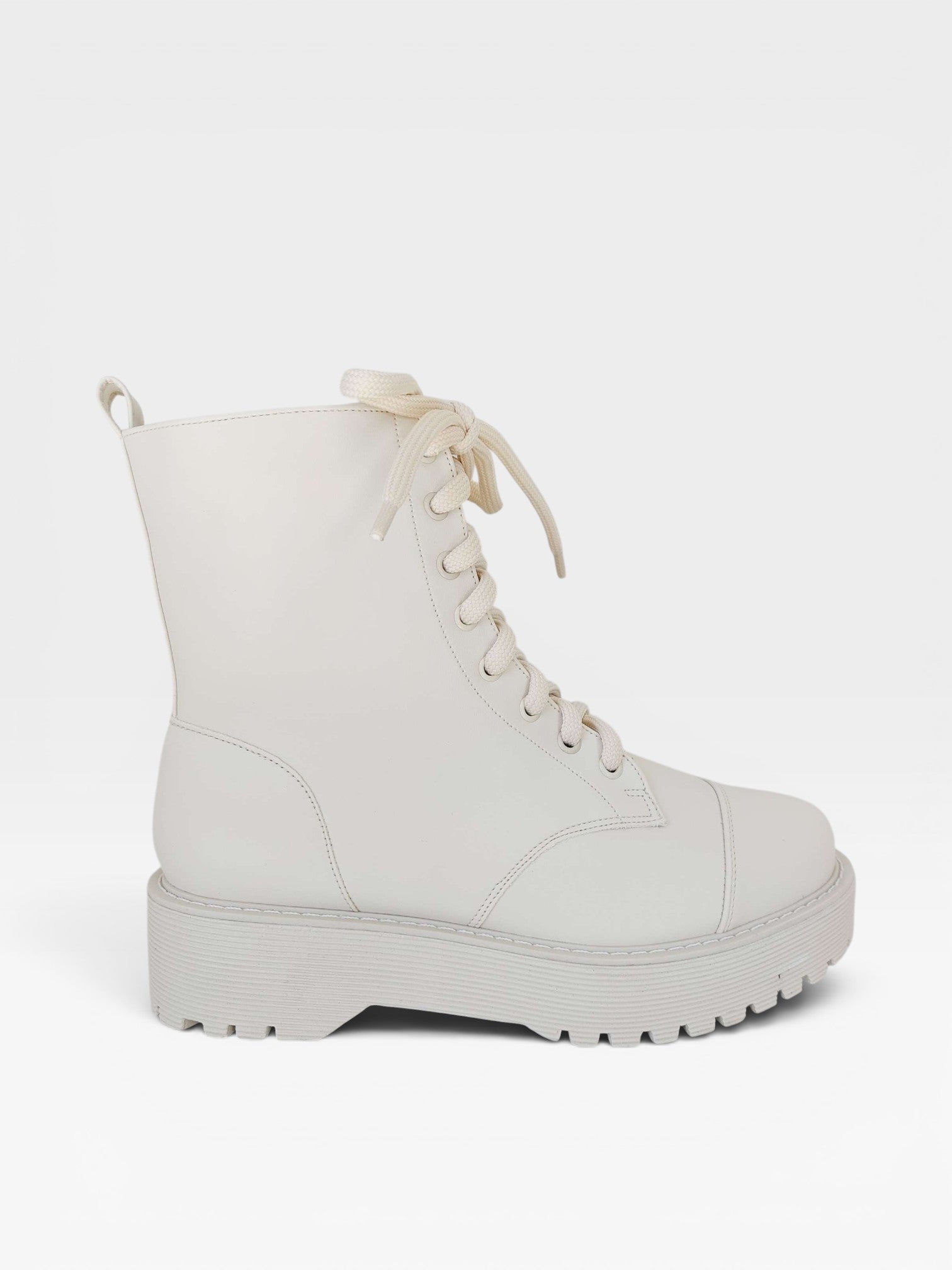 Coturno Beyou Shoes Mendoza em napa off white com cadarços e solado tratorado, estilo urbano e moderno.
