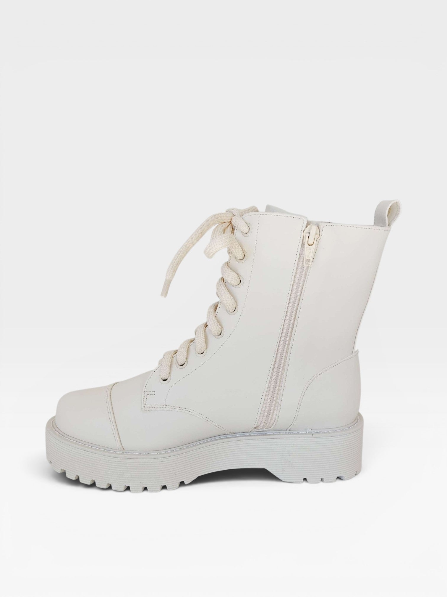 Coturno Beyou Shoes Mendoza em napa off white com cadarços e zíper lateral, estilo urbano e sola tratorada