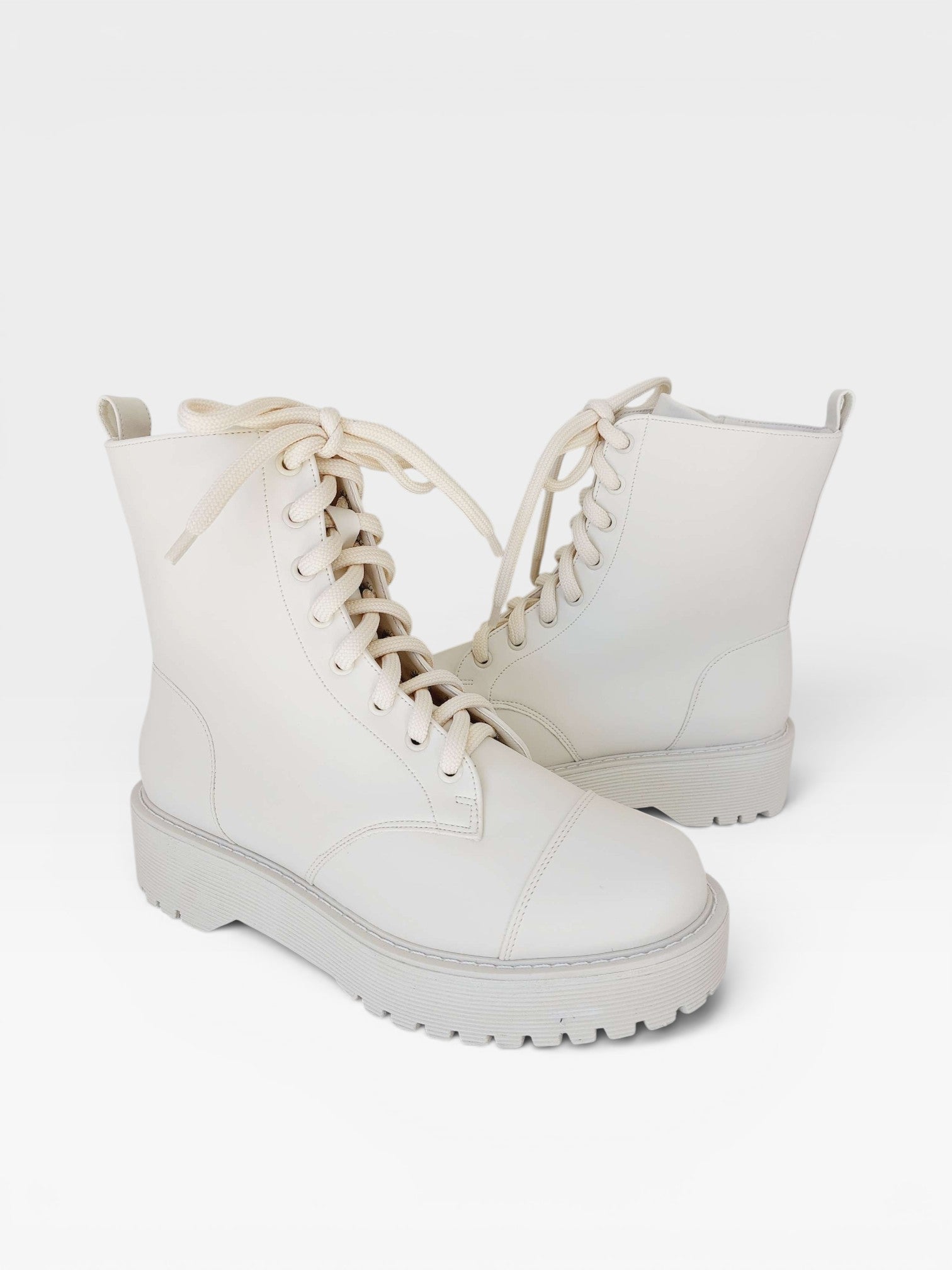 Coturno Beyou Shoes Mendoza em napa off white com cadarços e solado tratorado, estilo urbano e moderno.