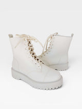 Coturno Beyou Shoes Mendoza em napa off white com cadarços e solado tratorado, estilo urbano e moderno.
