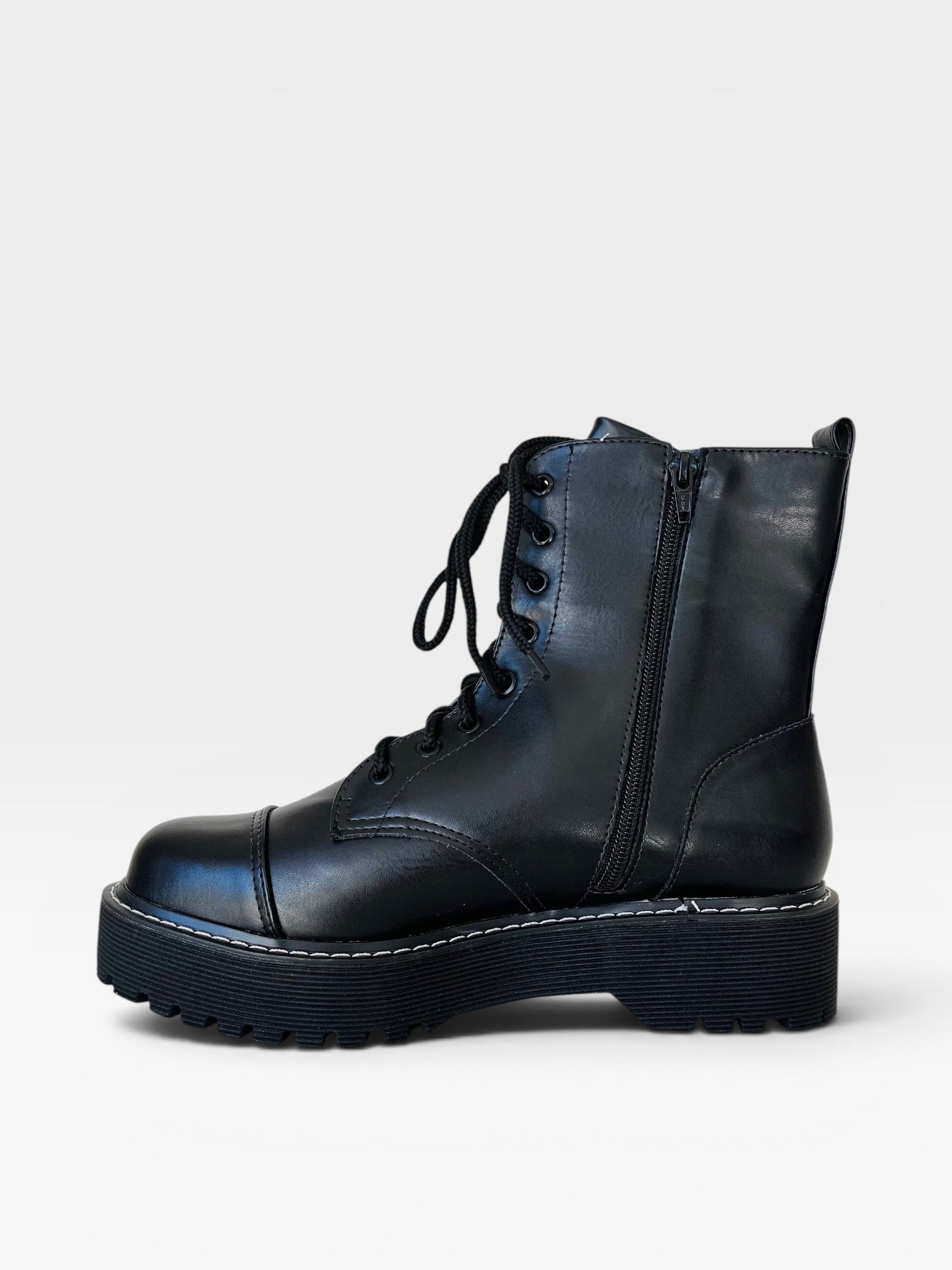 Coturno Beyou Shoes Mendoza preto em napa com cadarço, zíper lateral e solado tratorado robusto