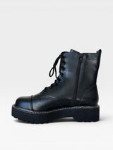 Coturno Beyou Shoes Mendoza preto em napa com cadarço, zíper lateral e solado tratorado robusto