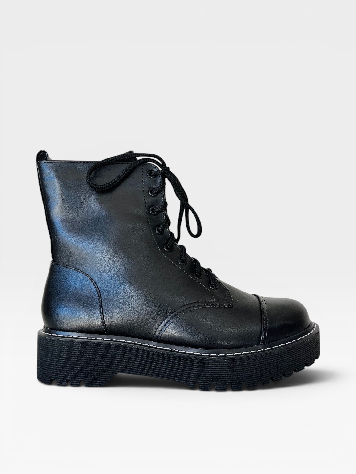 Coturno Beyou Shoes Mendoza preto em napa com cadarço, cano médio e solado tratorado robusto