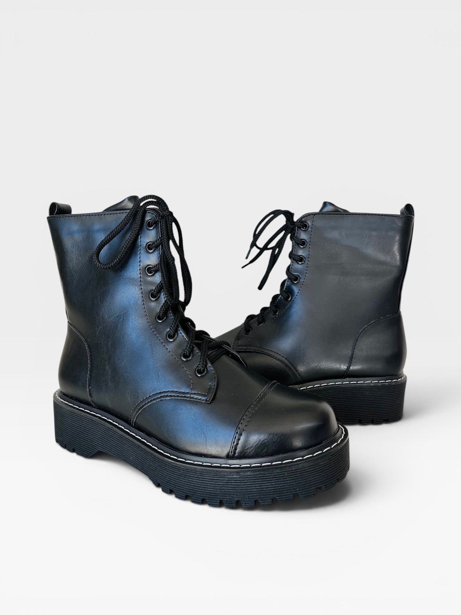 Coturno Beyou Shoes Mendoza preto em napa com cadarços e solado tratorado, estilo urbano e moderno.