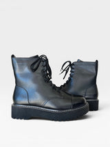Coturno feminino Beyou Shoes Mendoza preto em napa com cadarço e solado tratorado estilo urbano
