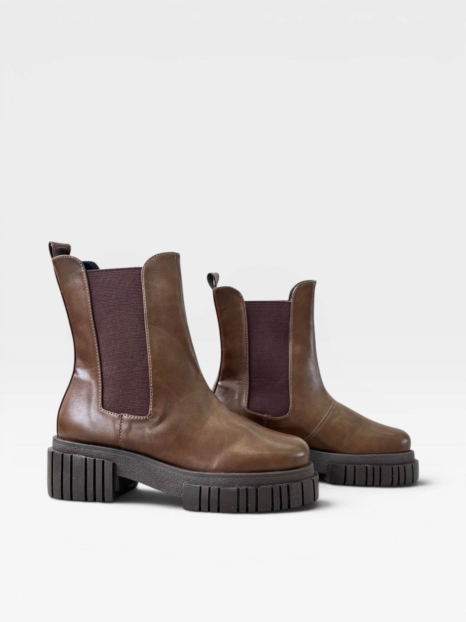 Coturno Monza Beyou Shoes marrom com solado tratorado robusto e elásticos laterais para ajuste confortável