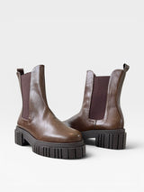 Coturno Beyou Shoes Monza marrom com solado tratorado robusto e elásticos laterais para ajuste confortável