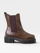 Coturno Beyou Shoes Monza marrom com solado tratorado robusto e elásticos laterais para ajuste confortável