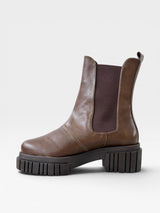 Coturno Beyou Shoes Monza marrom com solado tratorado robusto e elásticos laterais em vista lateral