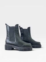 Coturno Monza Beyou Shoes preto com solado tratorado robusto e elásticos laterais para ajuste confortável