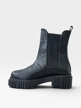 Coturno Monza Beyou Shoes preto com solado tratorado robusto e elásticos laterais em vista lateral