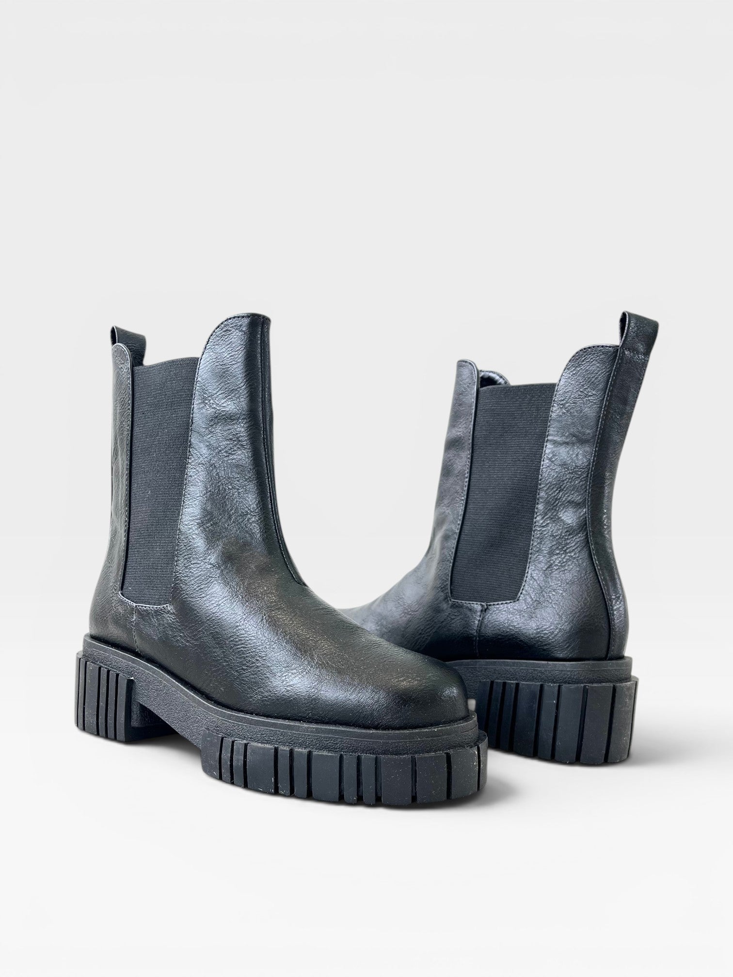Coturno Beyou Shoes Monza preto com solado tratorado robusto e elásticos laterais em design moderno e sofisticado