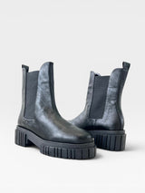Coturno Beyou Shoes Monza preto com solado tratorado robusto e elásticos laterais em design moderno e sofisticado