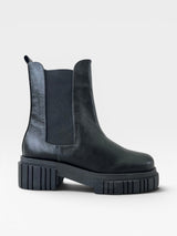 Coturno Monza Beyou Shoes preto com solado tratorado robusto e elásticos laterais para ajuste confortável