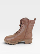 Coturno Beyou Shoes Phoenix caramelo em couro com solado tratorado e fechamento lateral por zíper e cadarço