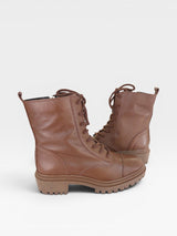 Coturno Beyou Shoes Phoenix caramelo em couro natural com solado tratorado e amarração por cadarço