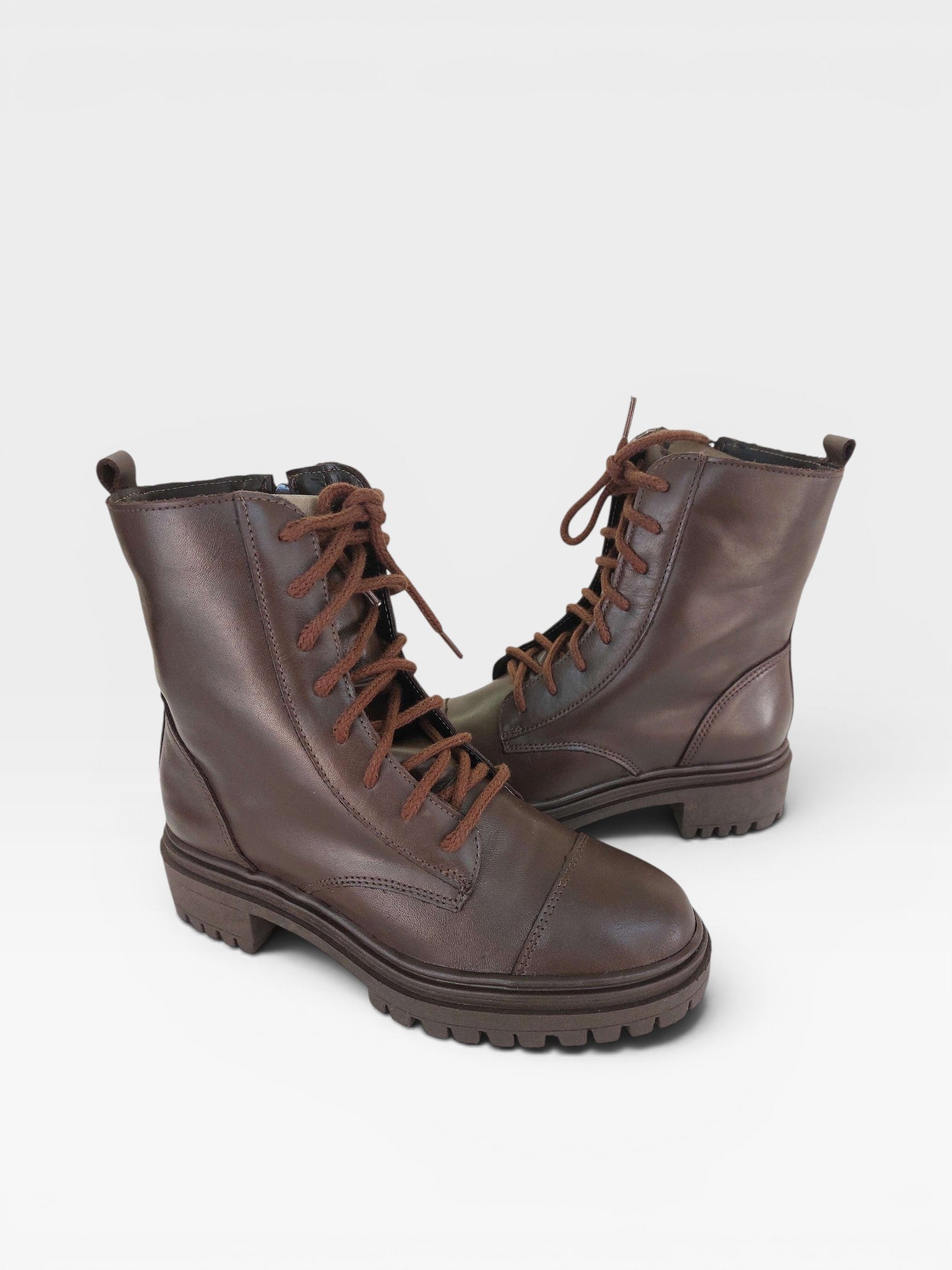 Coturno tratorado Beyou Shoes Phoenix em couro cor coffee com cadarços marrons e solado robusto