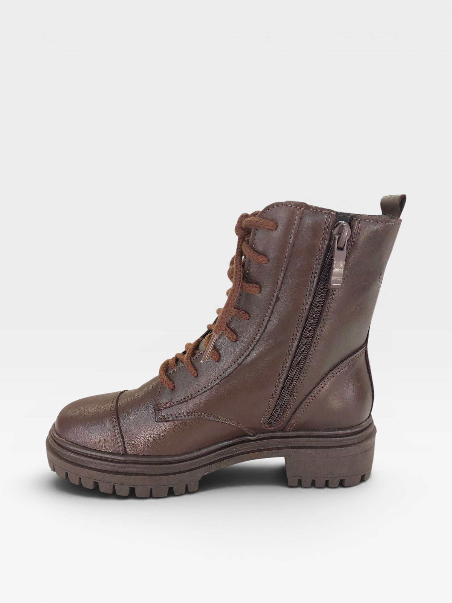 Coturno Beyou Shoes Phoenix em couro cor coffee com solado tratorado e fechamento lateral por zíper