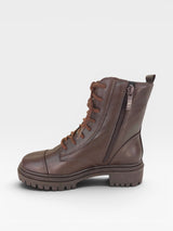 Coturno Beyou Shoes Phoenix em couro cor coffee com solado tratorado e fechamento lateral por zíper