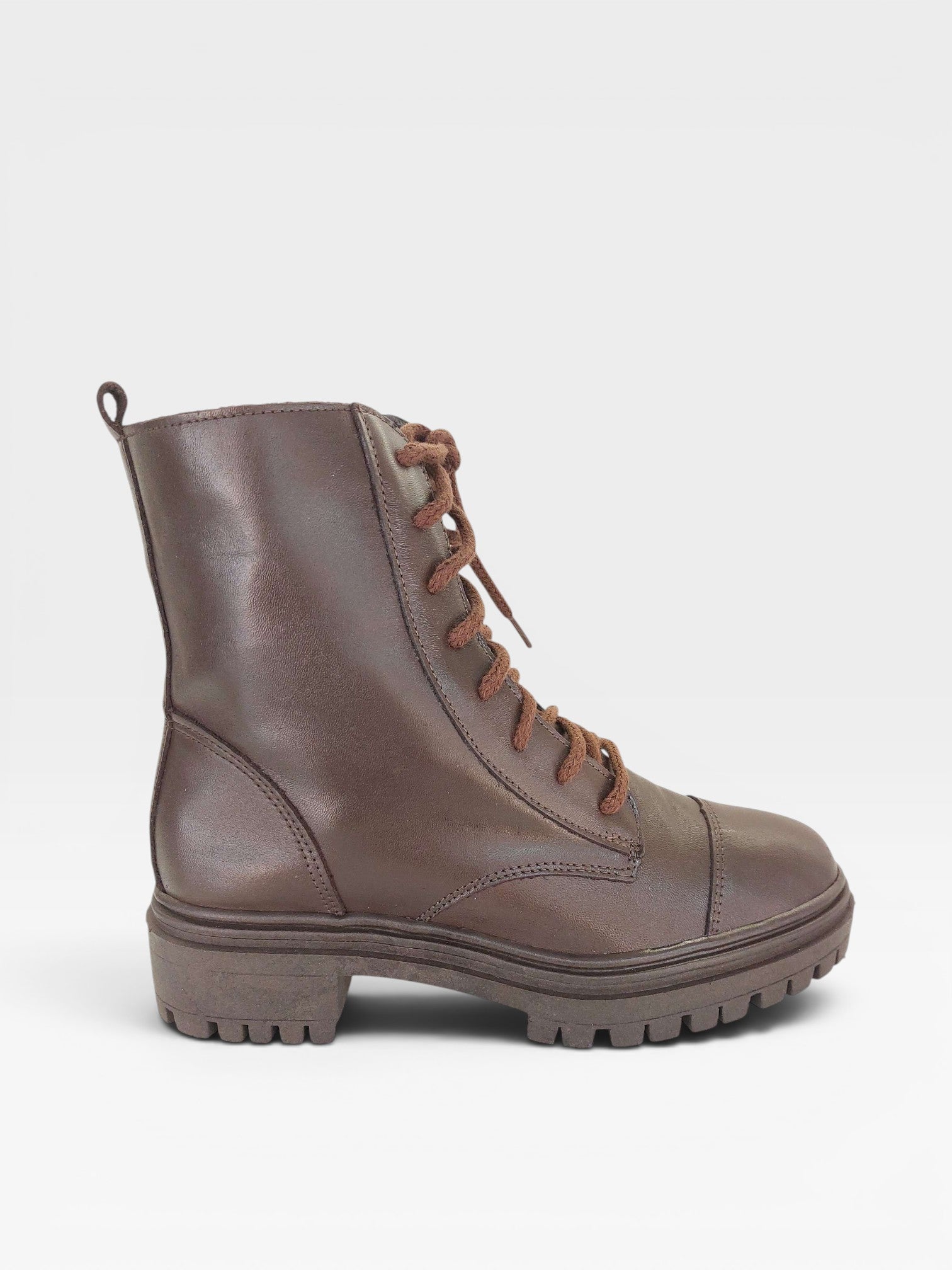 Coturno Beyou Shoes Phoenix em couro cor coffee com solado tratorado e cadarços marrons em vista lateral