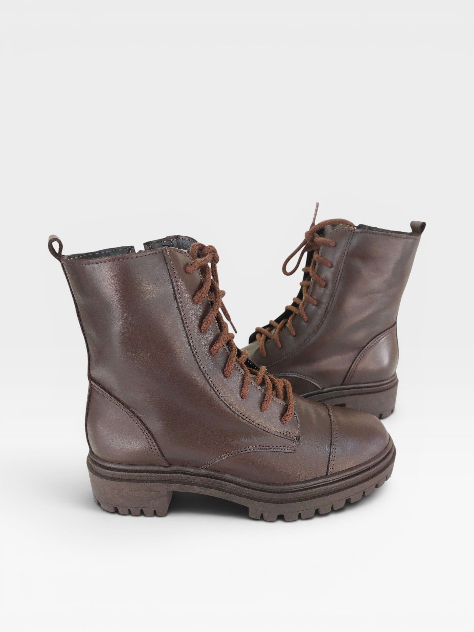 Coturno Beyou Shoes Phoenix em couro cor coffee com solado tratorado e cadarços marrons