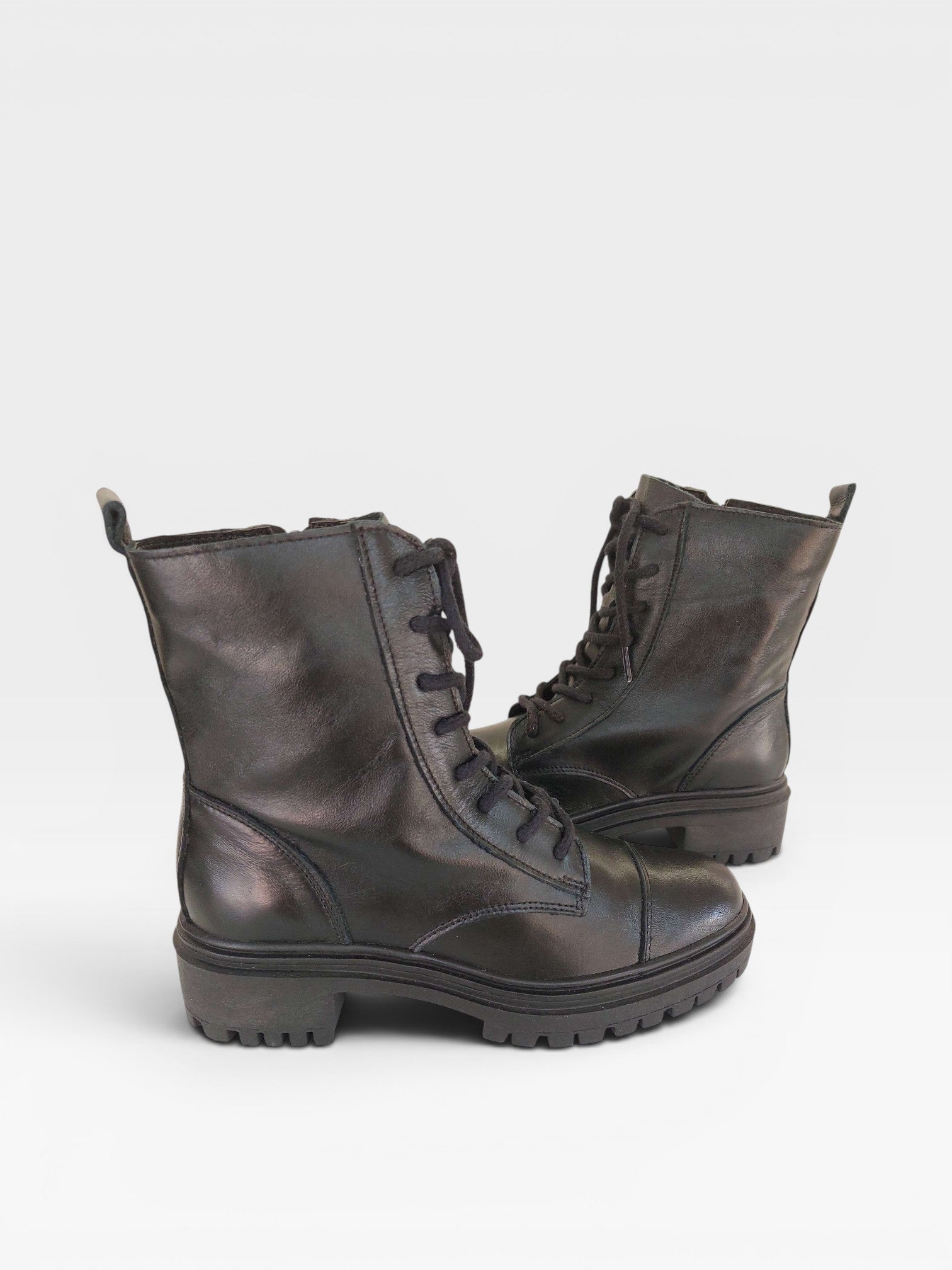 Coturno Beyou Shoes Phoenix em couro natural preto com solado tratorado e fechamento por cadarço