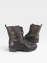 Coturno Beyou Shoes Phoenix em couro natural preto com solado tratorado e fechamento por cadarço