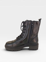 Coturno Beyou Shoes Phoenix preto em couro natural com solado tratorado e fechamento lateral por zíper