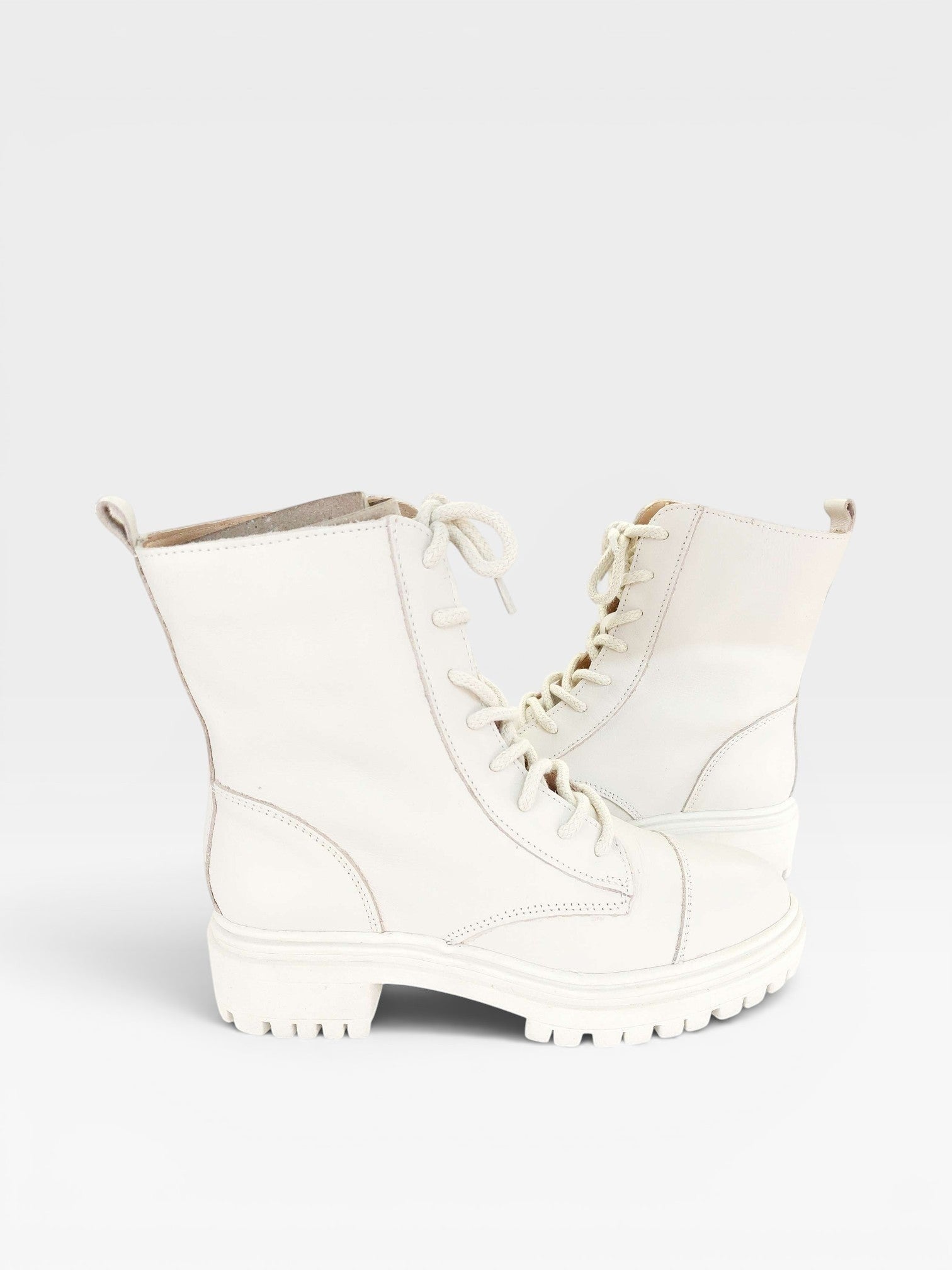 Coturno Beyou Shoes Phoenix em couro off white com solado tratorado e amarração por cadarços