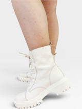 Coturno Beyou Shoes Phoenix off white em couro com solado tratorado robusto e fechamento por cadarço