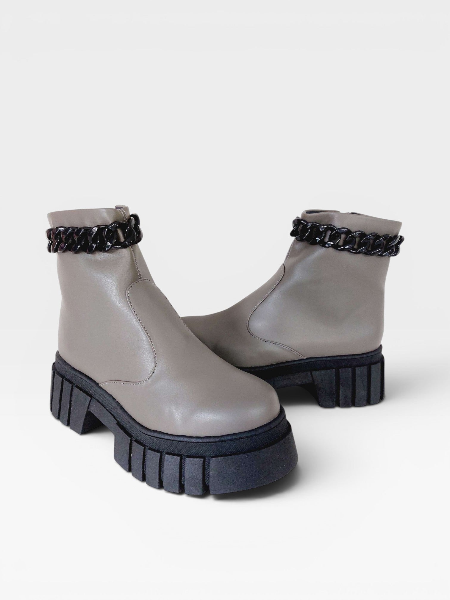 Coturno Beyou Shoes Seattle cinza em napa com solado tratorado robusto e detalhe de corrente preta no cano