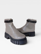 Coturno Beyou Shoes Seattle cinza em napa com solado tratorado robusto e detalhe de corrente preta no cano