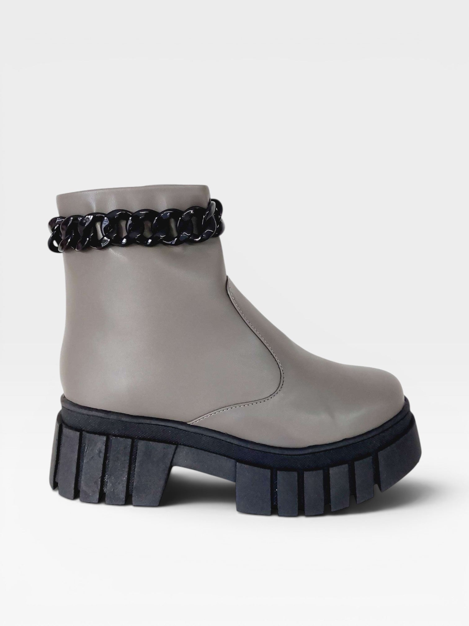 Coturno Beyou Shoes Seattle cinza em napa com solado tratorado preto e detalhe de corrente no cano