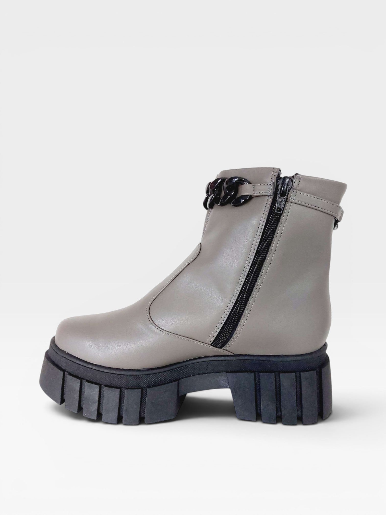 Coturno Beyou Shoes Seattle cinza em napa com solado tratorado preto e detalhe de corrente lateral