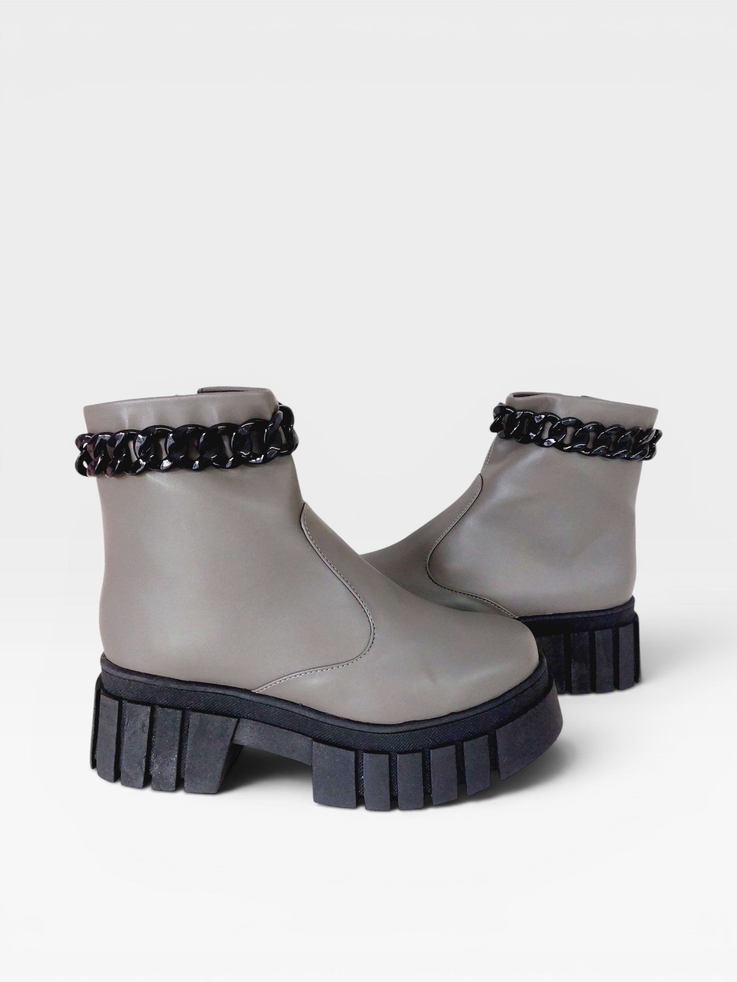 Coturno Beyou Shoes Seattle cinza em napa com solado tratorado preto e detalhe de corrente no cano