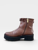 Coturno Beyou Shoes Seattle marrom em napa destroyed com solado tratorado preto e detalhe de corrente no cano