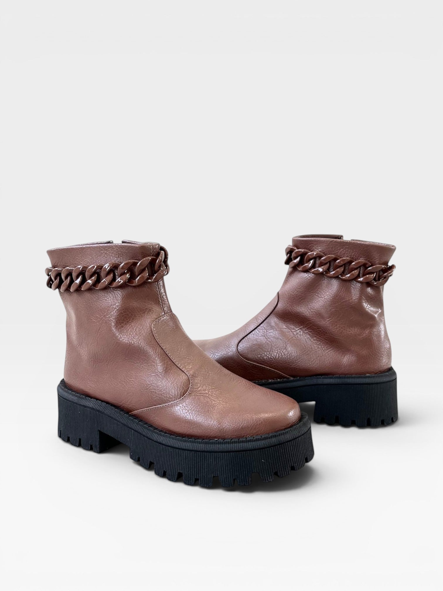 Coturno Beyou Shoes Seattle marrom em napa destroyed com detalhe de corrente no cano e solado tratorado preto
