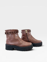 Coturno Beyou Shoes Seattle marrom em napa destroyed com detalhe de corrente no cano e solado tratorado preto