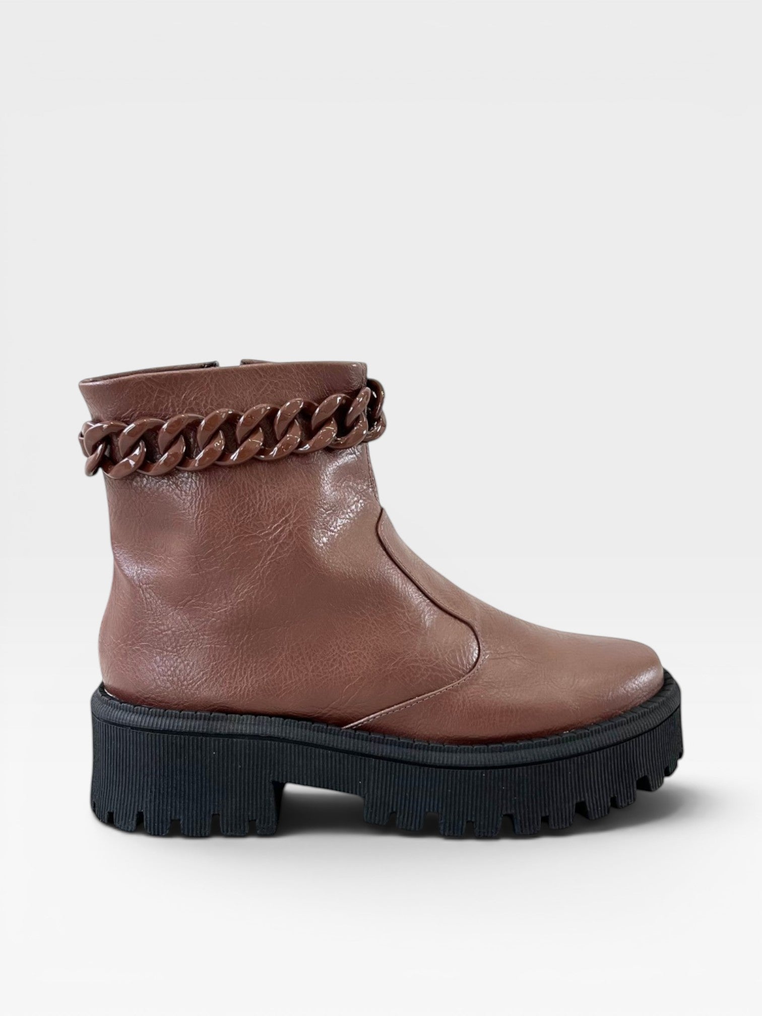 Coturno Beyou Shoes Seattle marrom em napa destroyed com detalhe de corrente no cano e solado tratorado preto