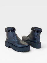 Coturno Beyou Shoes Seattle preto em napa destroyed com detalhe de corrente no cano e solado tratorado