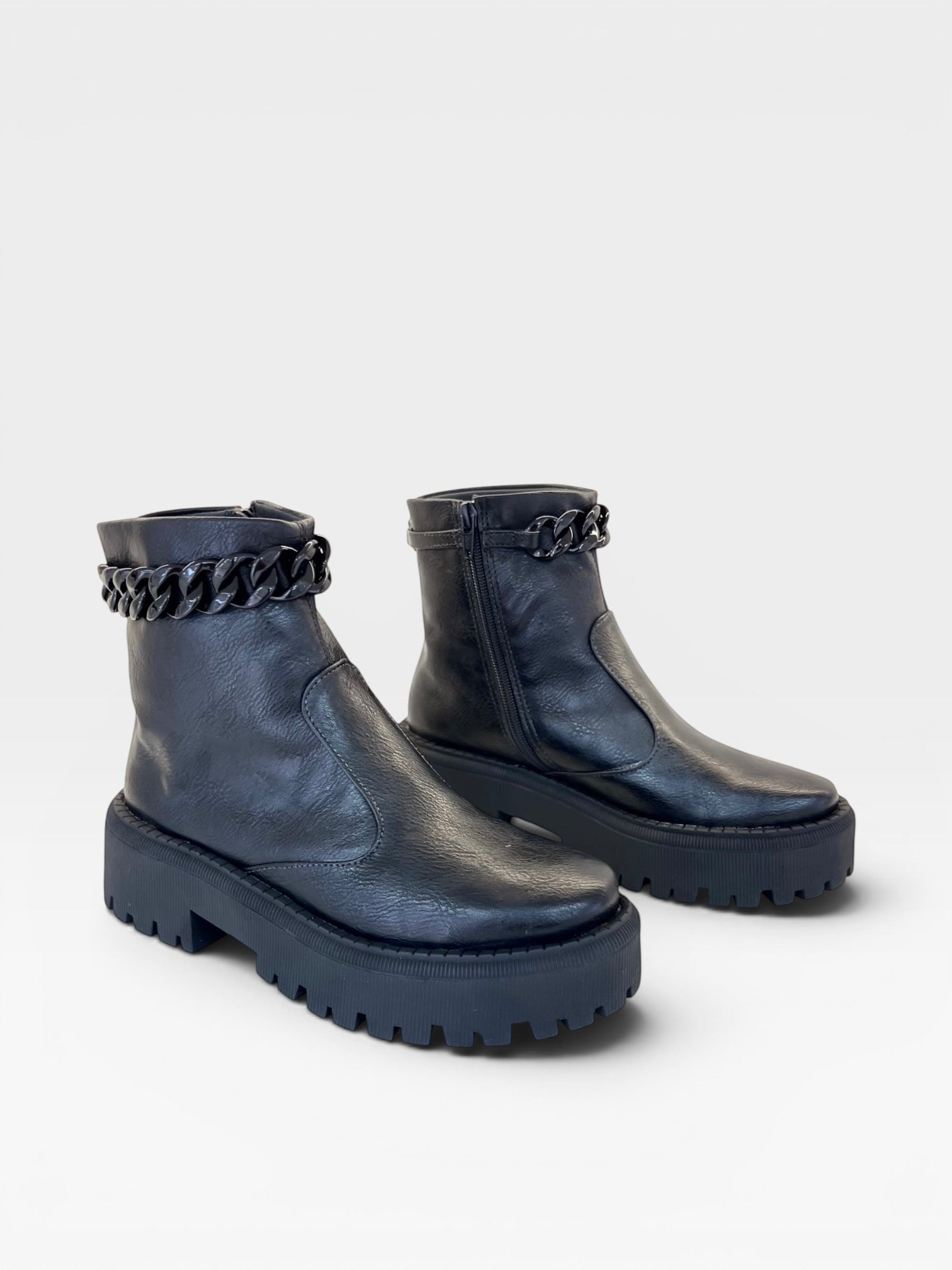 Coturno Beyou Shoes Seattle preto em napa destroyed com solado tratorado e detalhe de corrente no cano
