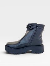 Coturno Beyou Shoes Seattle preto em napa destroyed com solado tratorado e detalhe de corrente lateral