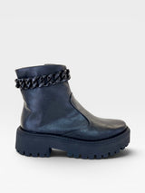 Coturno Beyou Shoes Seattle preto em napa destroyed com solado tratorado e detalhe de corrente no cano