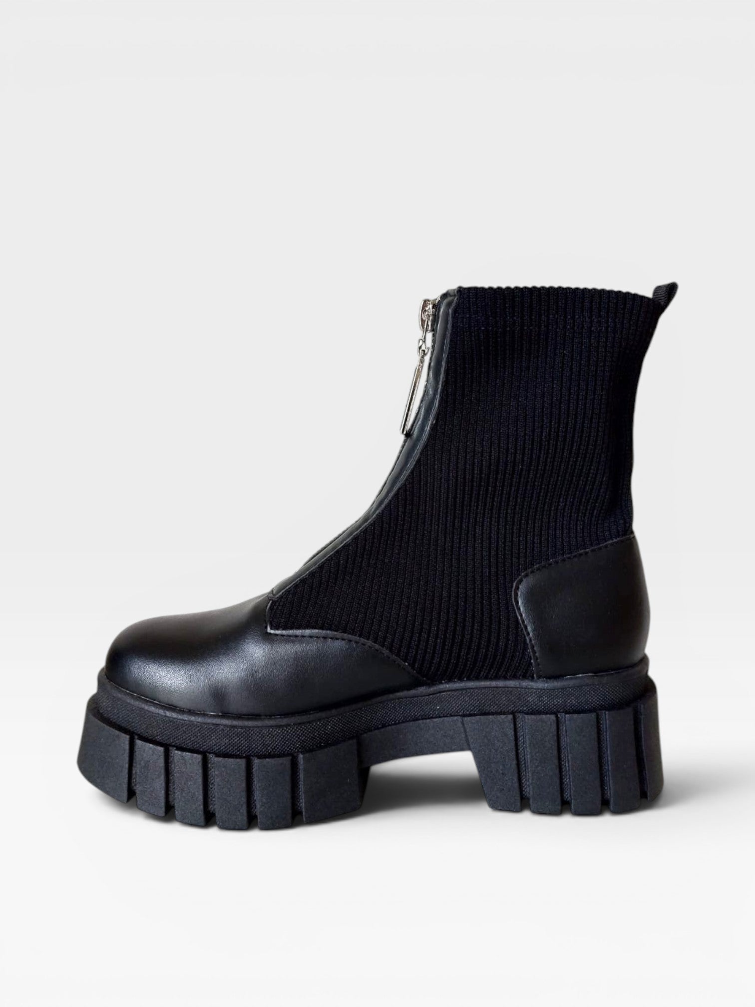 Coturno Toronto Beyou Shoes preto em napa e tecido com zíper frontal e solado tratorado robusto
