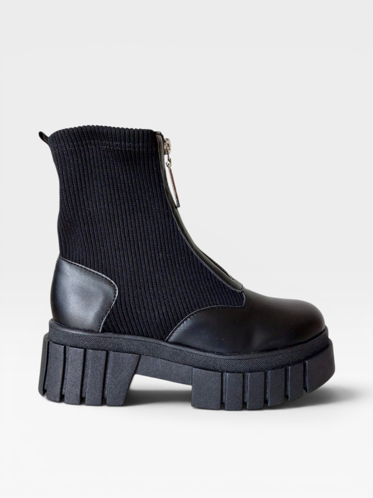 Coturno Beyou Shoes Toronto preto em napa e tecido com cano alto canelado, zíper frontal e solado tratorado robusto.