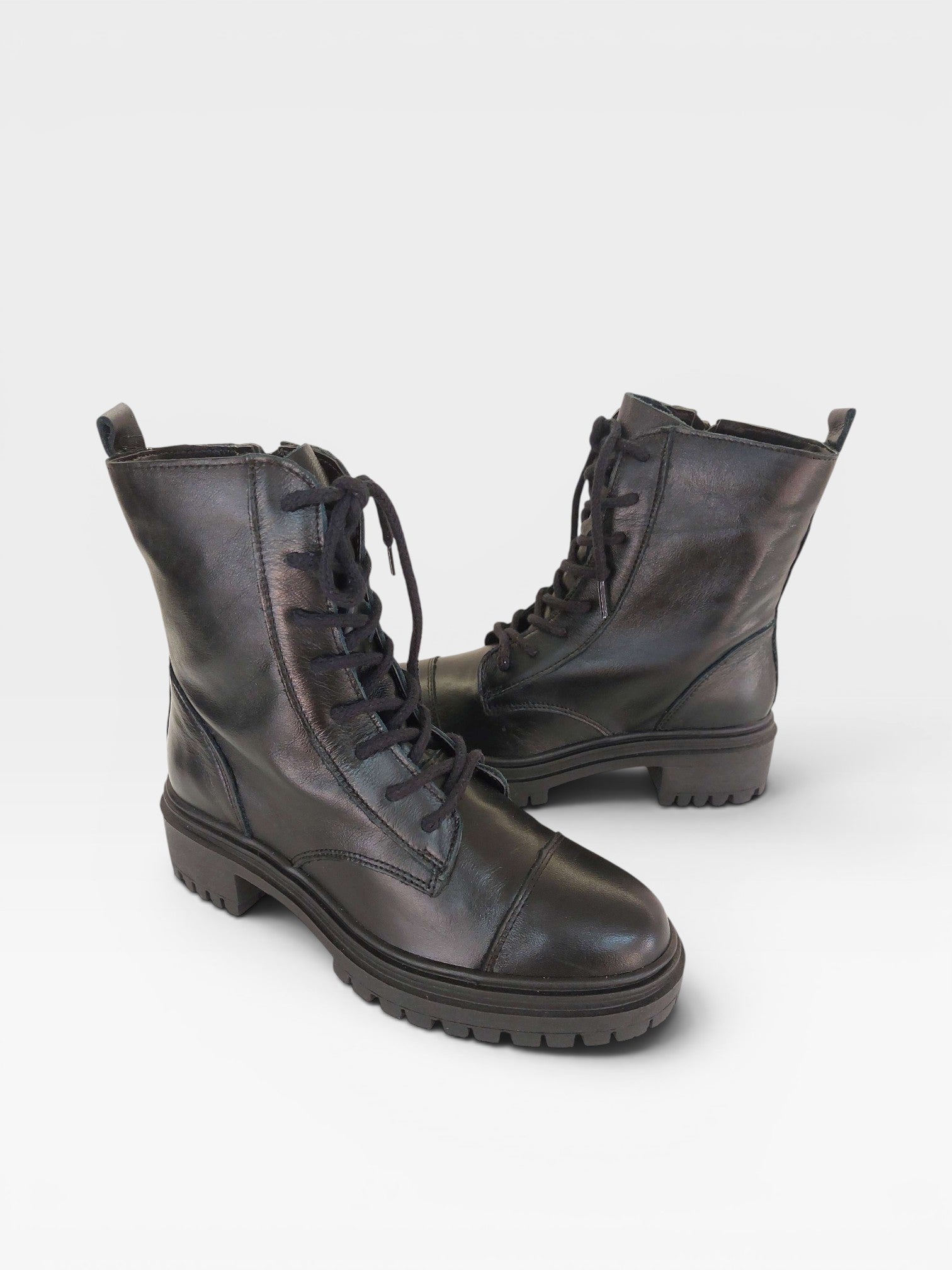 Coturno tratorado Beyou Shoes Phoenix em couro natural preto com cadarços e solado robusto