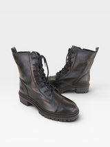 Coturno tratorado Beyou Shoes Phoenix em couro natural preto com cadarços e solado robusto