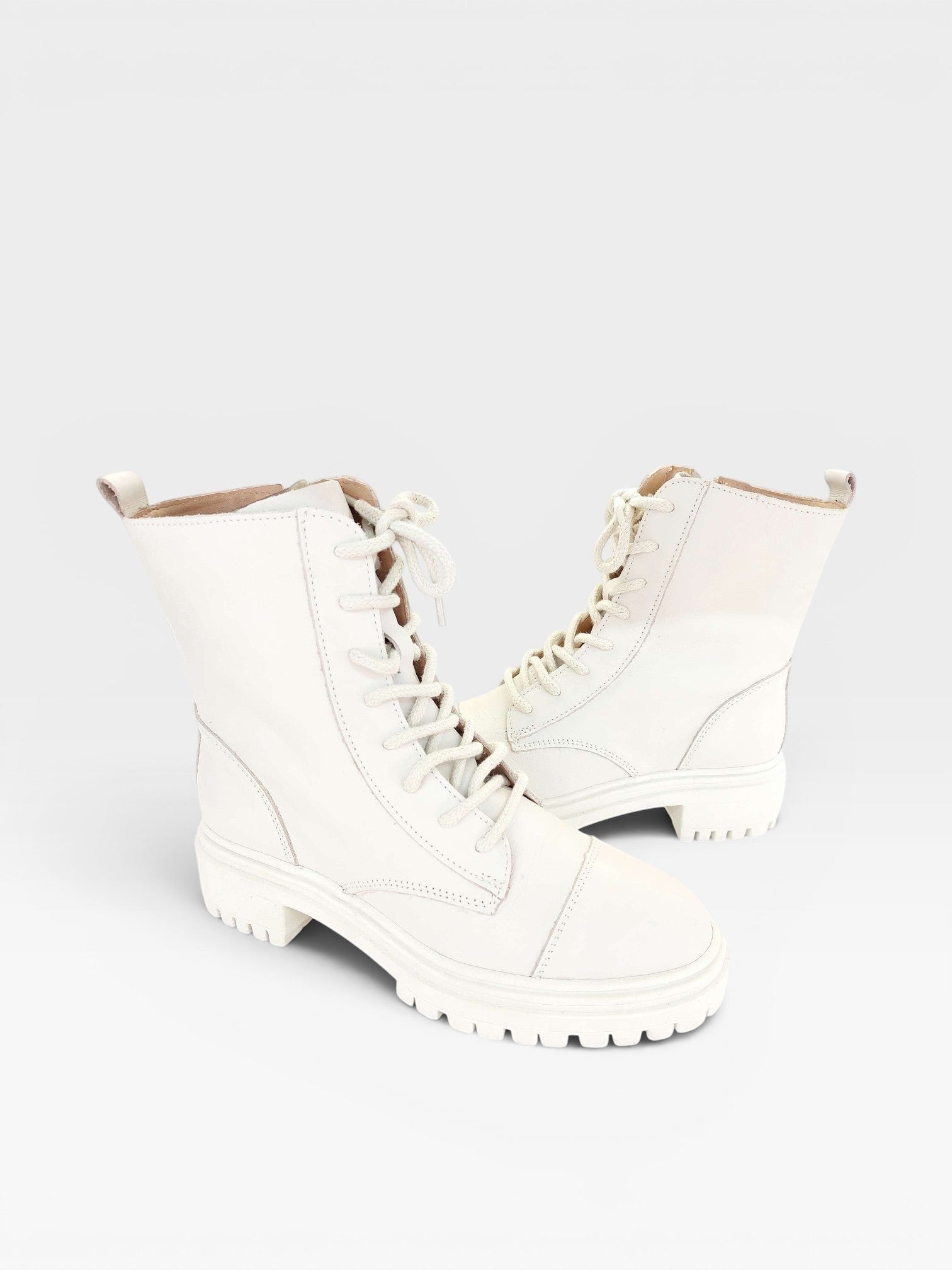 Coturno tratorado Beyou Shoes Phoenix em couro off white com cadarços e solado robusto